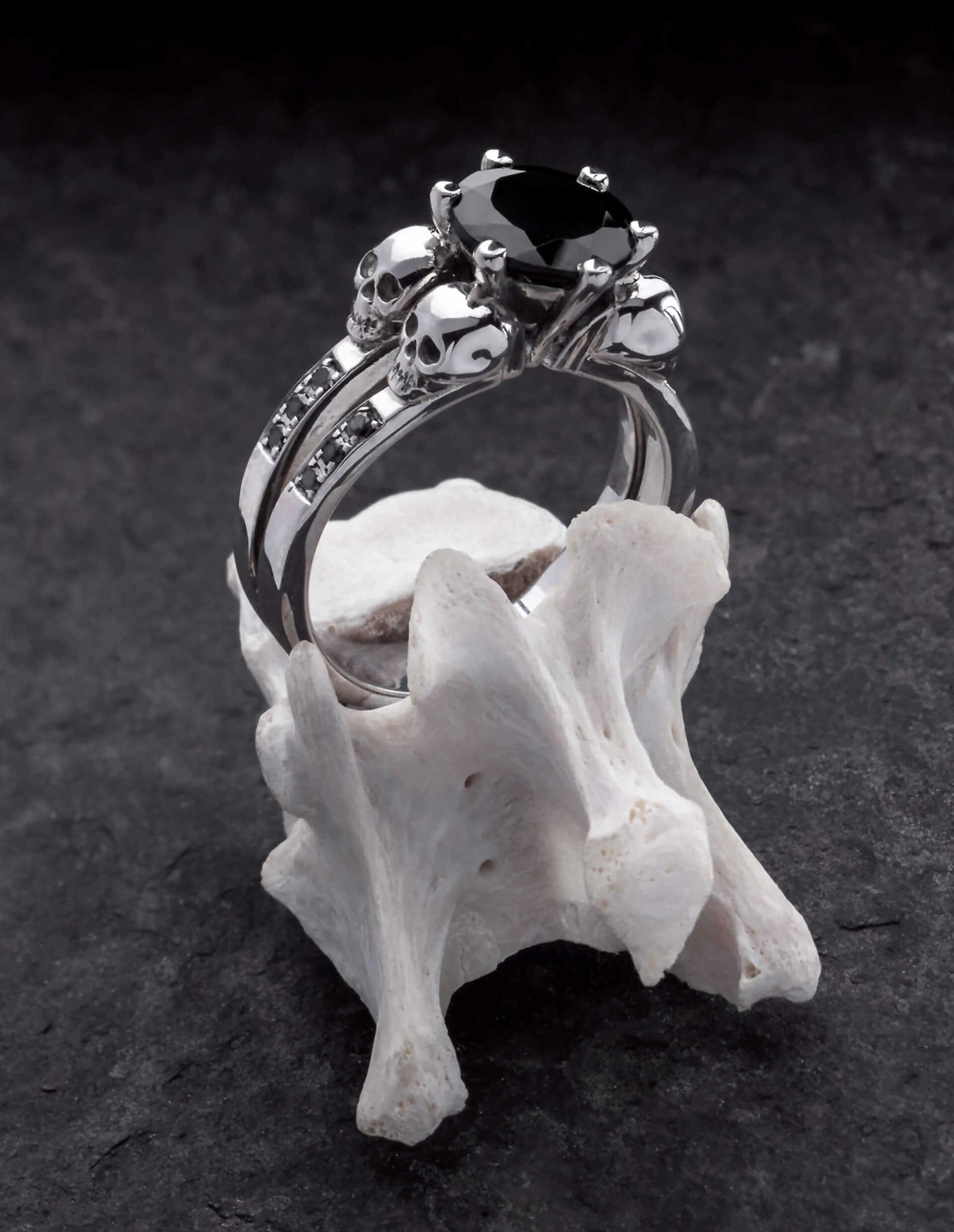 LILITH - elegante anillo de calavera con diamantes negros - KIPKALINKA